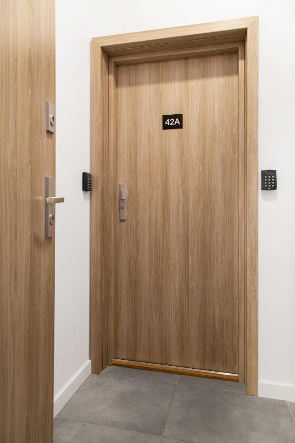 Househost Apartament: Ul. Miodowa 42/42A Краков Экстерьер фото